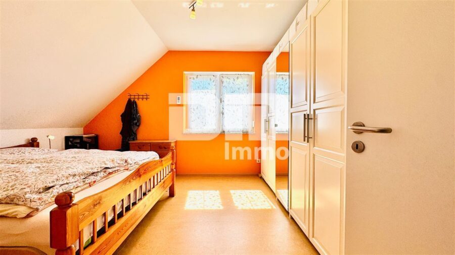 Modernes Familienglück nahe KfW 55-Standard mit Terrasse, Carport und Parkplatz - OG / DG Schlafzimmer